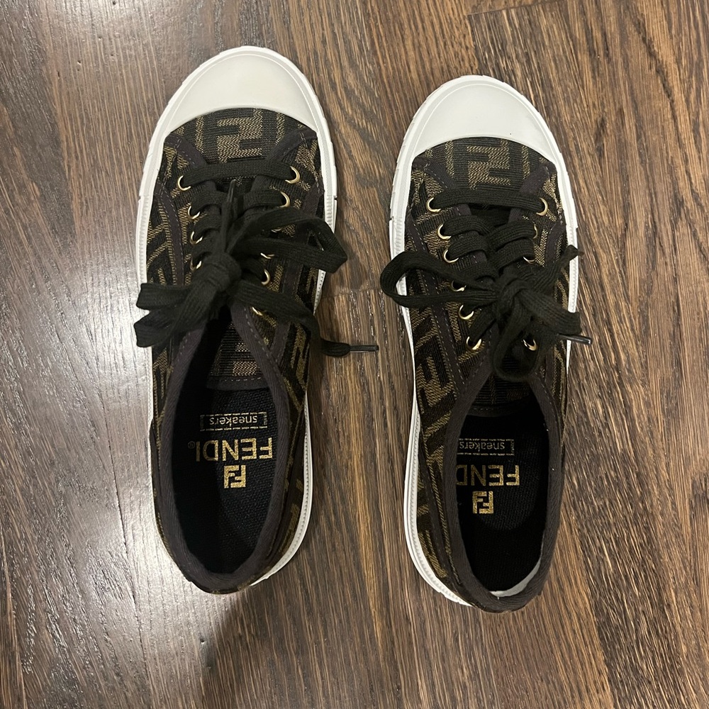 Fendi shoes size 39!!